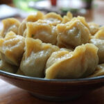 bol de raviolis frits au porc hache